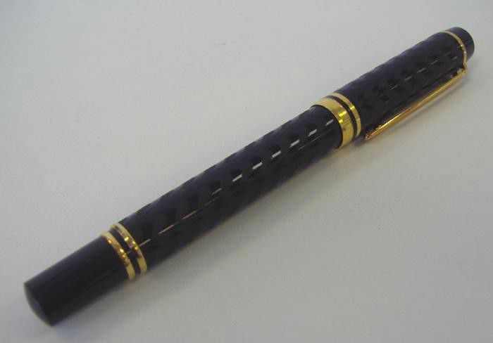 Waterman Fountain Pen w/ 18K Gold Nib: Nib marked Waterman Ideal, Paris, 18K 750, France. Pen marked Waterman, Made in France. Will need ink cartridge.