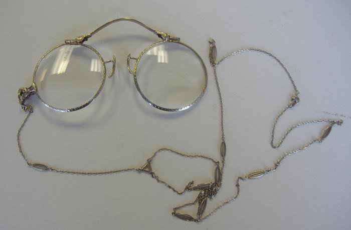 Vintage Spectacles with 14K White Gold Chain 4.3g: The 14K white gold chain weighs 4.3 grams.