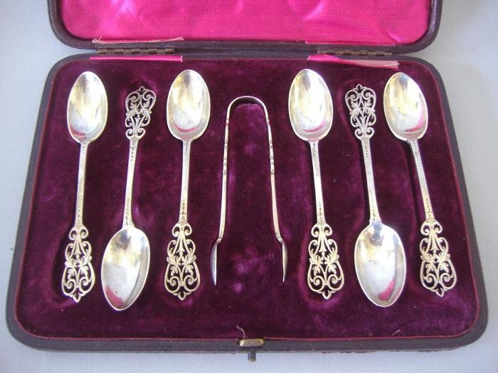 Sterling Spoons & Tongs in Presentation Case: Set of six sterling demitasse spoons together with a pair of sugar tongs in a velvet lined presentation case. Hallmarked for London, 1900, George Jackson & David Fullerton. Weighs 2.30 troy oz.