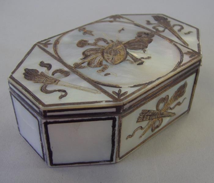 19thc Mother of Pearl & Gilt-Silver Snuff box: Mother of pearl snuff box with gilt-silver detail. The box measures 2-7/8" wide, 1.75" deep and 1" high. NOTE: mother of pearl missing from one edge, see photos.