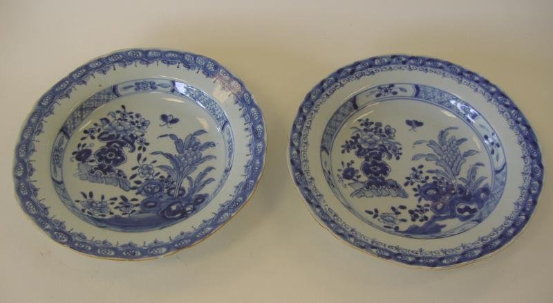 Chinese Blue & White Qianlong Soup Dish Bowls pair: Two Chinese export porcelain scalloped edged soup dishes or bowls with under-glaze decoration. The bowls each measure 9" in diameter and 1.5" high. Qing Dynasty, Qianlong period (1736-1795). Note: som