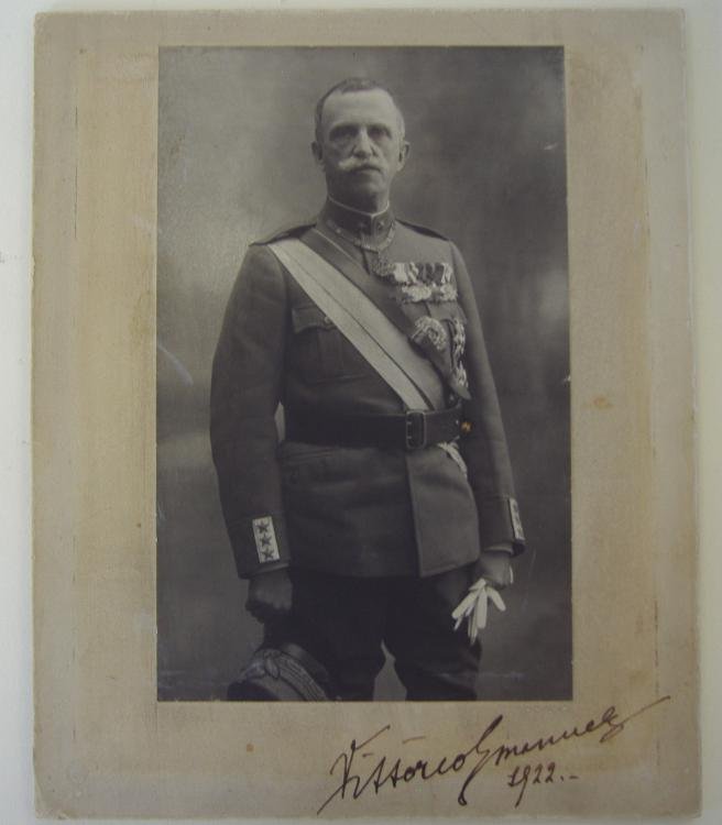 King Vittorio Emanuele III Autographed Photo: Unframed autographed photo of Victor Emmanuel III, dated 1922. The overall measurement, 10.5" x 8.5". The photo measures 8.25" x 5.25". Was a member of the House of Savoy and King of Italy (29 July 19