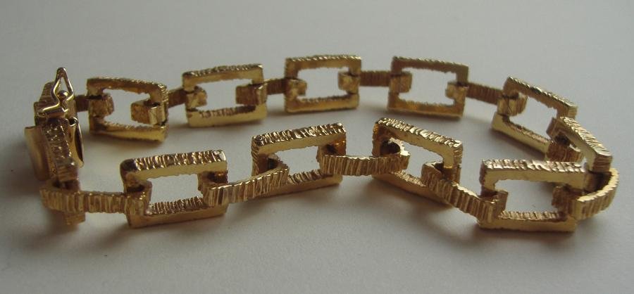 14K Gold Chain Link Bracelet: 14K gold chain link bracelet measuring 7-7/8" long and 5/16" wide. Weighs 25.5 grams.
