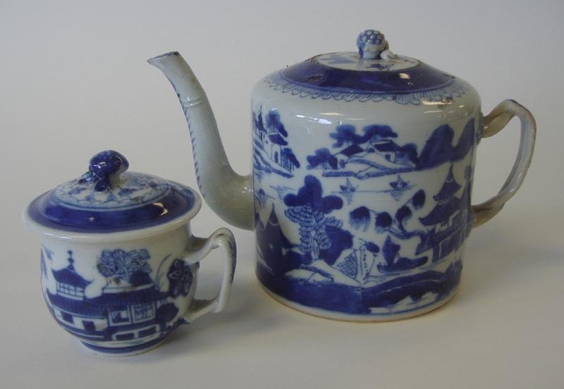 19thc Chinese CANTON Teapot & Syllabub Cup: Chinese Export Canton porcelain tea pot measuring 4.75" high to top of finial and 7.75" from spout to end of handle. Together with a syllabub cup with lid measuring 3" high. Both 19th century.