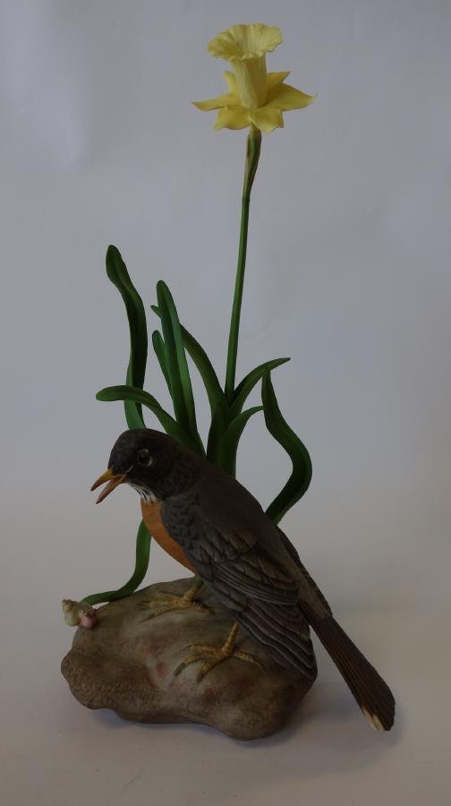 Boehm Porcelain Robin #472, Limited Edition: Limited edition porcelain model of a robin by Boehm. #472. Measures approximately 15" high to top of removable daffodil. CONDITION: Excellent. No chips, cracks, hairlines or repairs.