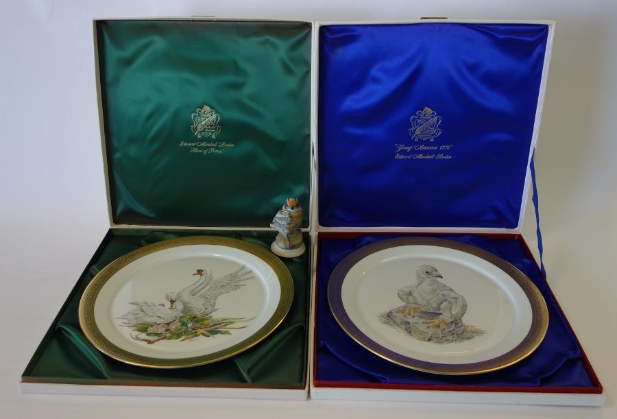 2 Boehm Limited Plates & Warbler Figurine: Boehm porcelain. Comprised of "Bird of Peace", issue 1972 and Young America 1776", issue 1973. Both limited edition plates, measuring 13" in diameter. With original presentation boxes and certificate 