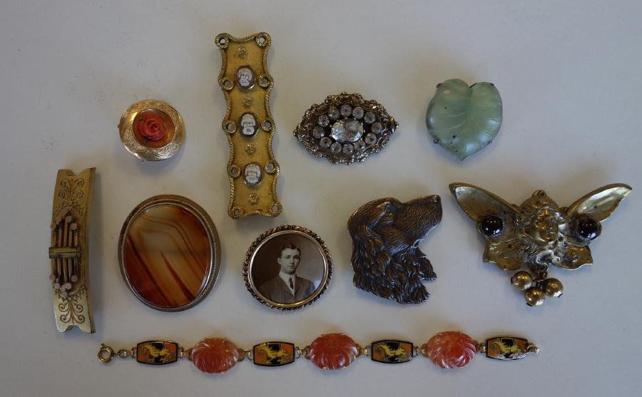Art Deco, Art Nouveau & Victorian Jewelry: Art Deco jewelry, comprised of a German made carved carnelian bracelet with alternating enameled links depicting dragons. Measures 6.75" long. Together with an agate brooch pin measuring 2" x 1-5/8", 