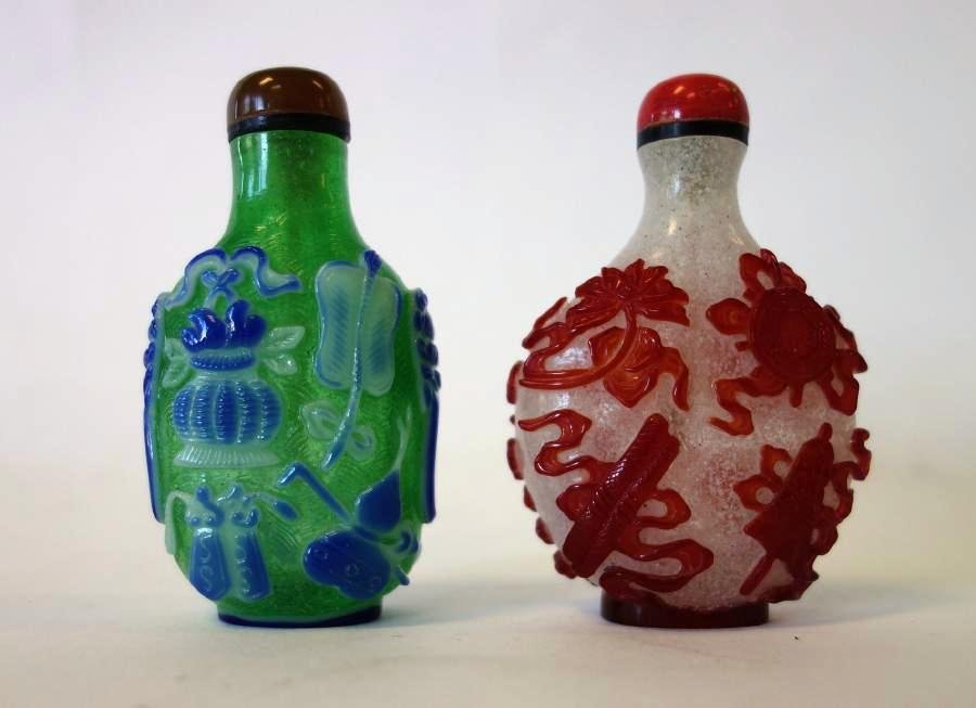2 Chinese Peking Cameo Glass Snuff Bottles: 2 Chinese Peking cameo glass snuff bottles. A green glass bottle with blue and white cameo overlay. Together with a speckled white glass bottle with ruby red cameo overlay. Each decorated with "precio