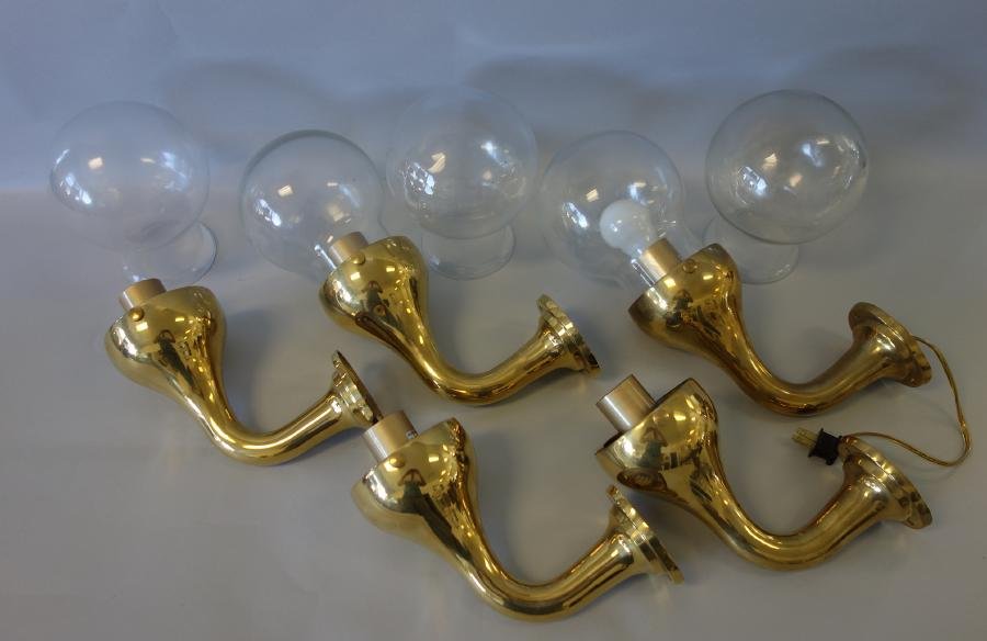 Foresti & Suardi Brass Wall Sconce Lights & Globes: A set of five polished brass wall sconce lights by Foresti & Suardi (a leading European designer and manufacturer of high quality marine accessories and interior fittings, Made in Italy), with clear g