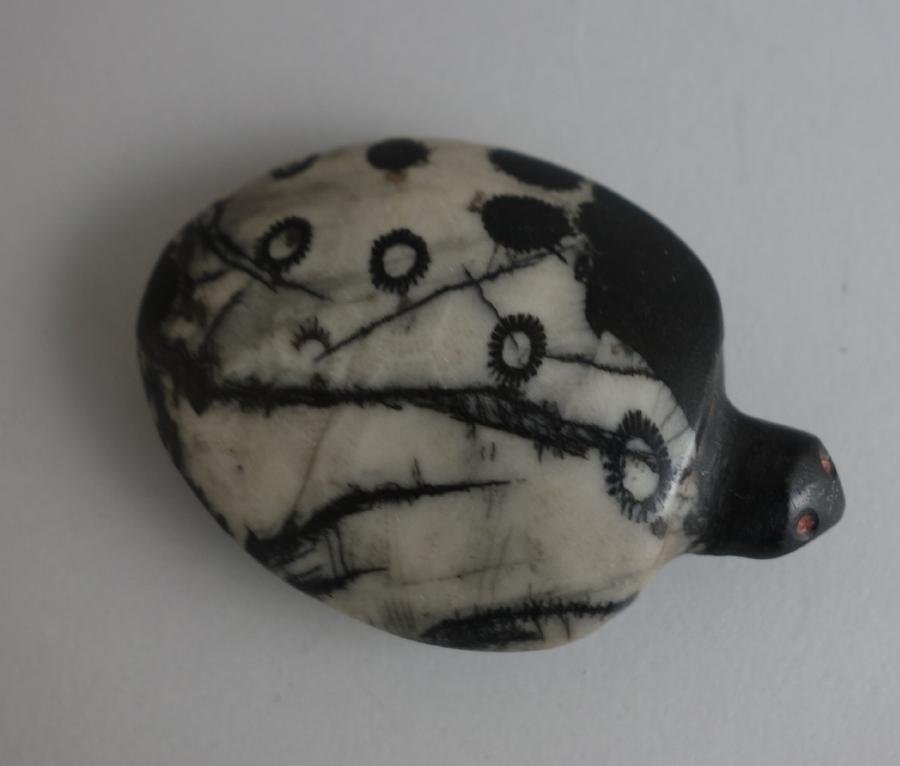 Black & White Natural Agate Turtle Carving: A Chinese black and white natural agate, carved and modeled as a turtle / tortoise. Measures 2.25" x 1.5" x .5" high.
