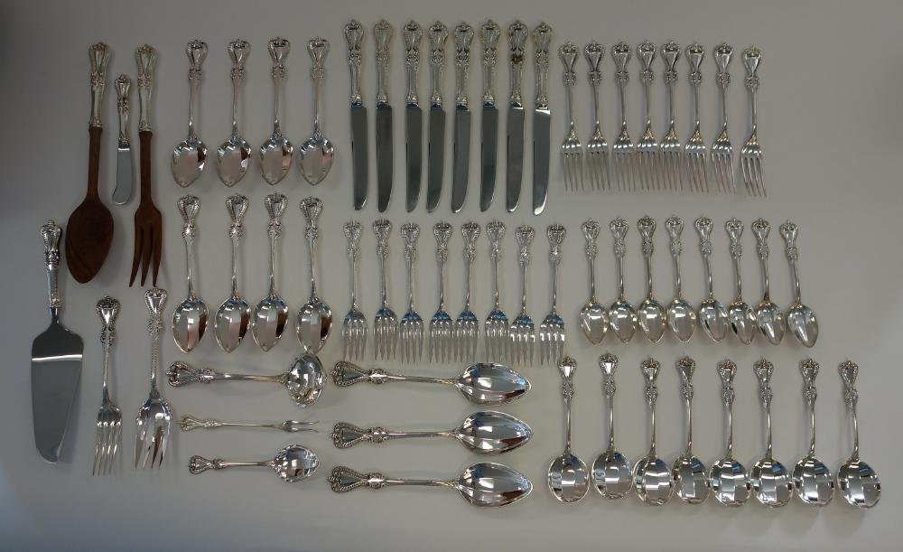 Towle Sterling Old Colonial Flatware, 60 piece: A sterling silver flatware set for eight by Towle in the Old Colonial pattern. Comprised of 8 each of dinner forks, salad / dessert forks, teaspoons, tablespoons, soup spoons, and knives. Also include