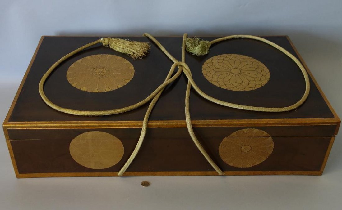 Rare 19thc Japanese Lacquer Clothing Box (1 of 10)