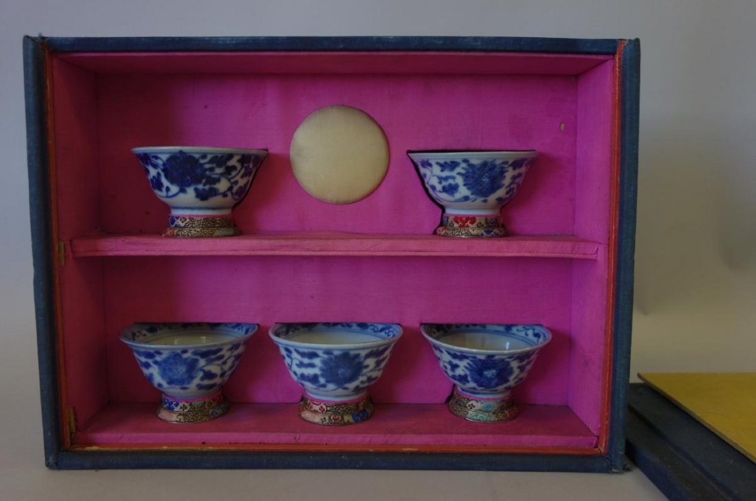 Chinese Porcelain Tea Bowls in Presentation Case: A set of five Chinese blue and white porcelain tea bowls / wine cups. Late 19th / early 20th century Qing Dynasty. Each measuring 2.75" diameter, 1.25" high. The bowls rest in a fitted cloth presentat