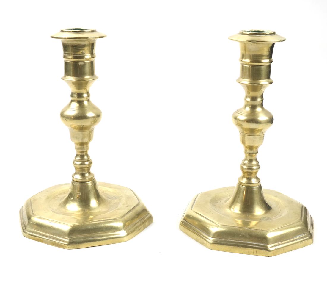 A PAIR OF ENGLISH BRASS CANDLESTICKS SECOND HALF 18TH C (1 of 6)