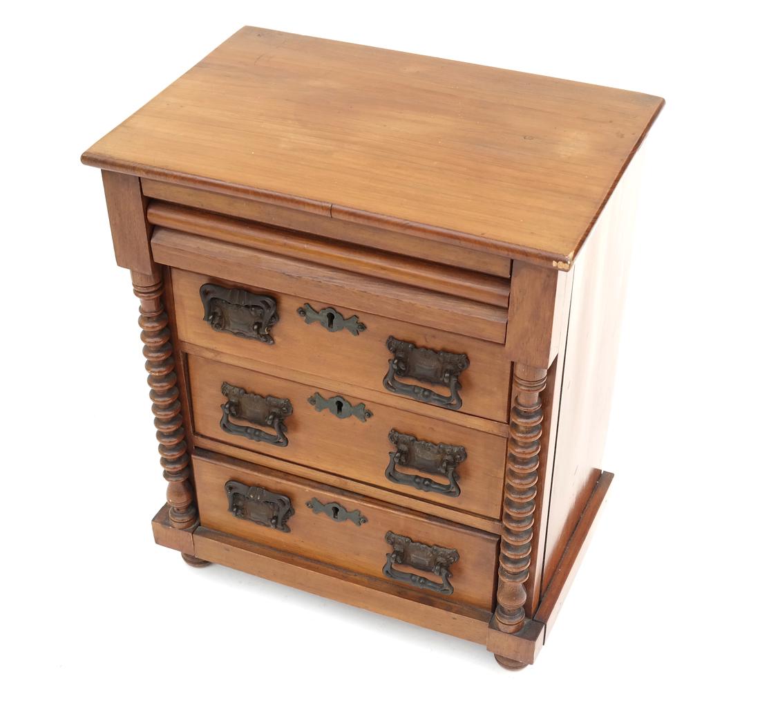 Miniature Salesman's Sample Chest (1 of 4)