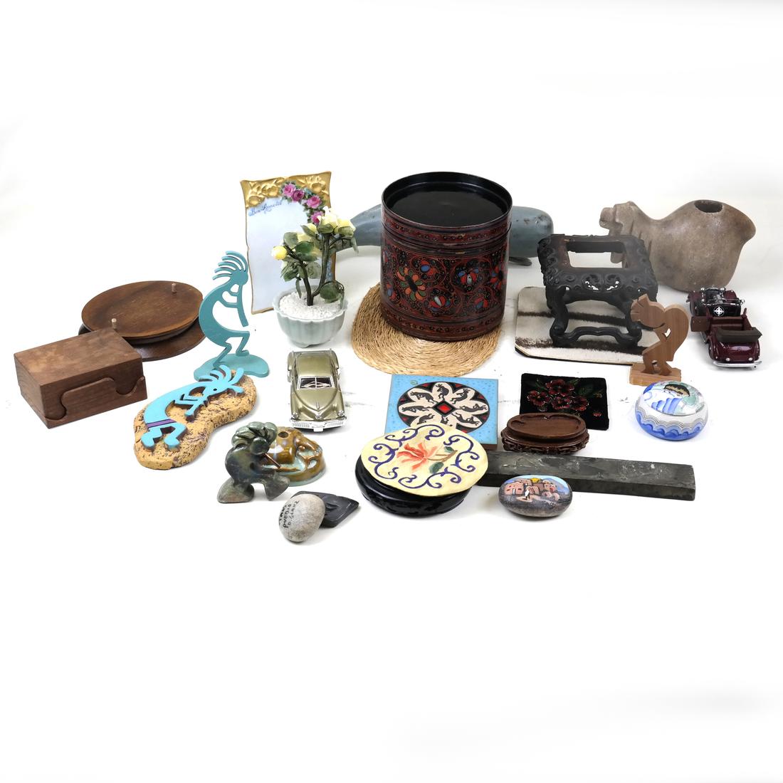 Boxed Lot of Assorted Decorations (1 of 7)