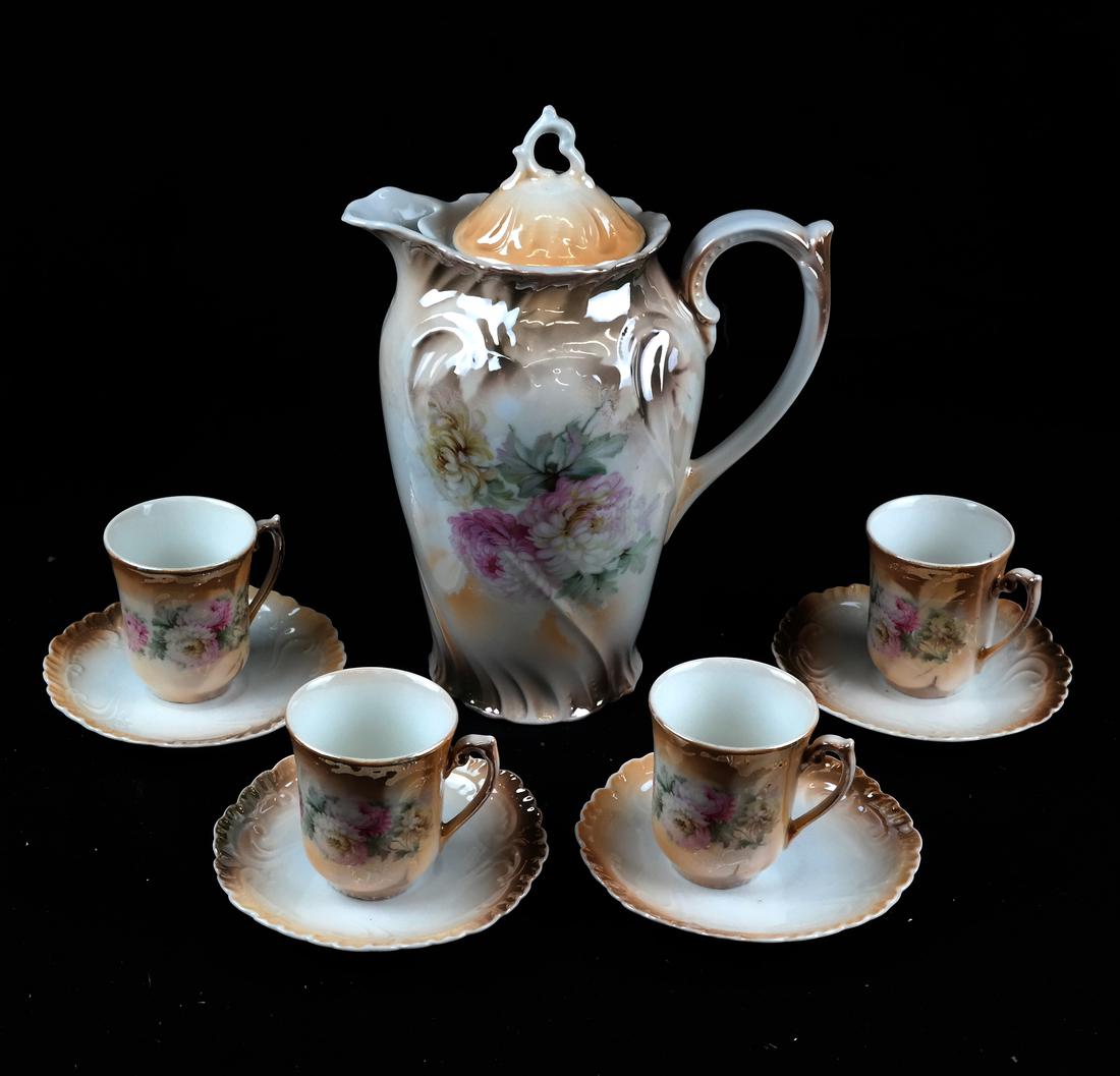 Nine-Piece Porcelain Tea Service, Bavaria: Bavarian porcelain tea services includes a teapot, lid, 4cups, and 4 saucers with floral decoration.