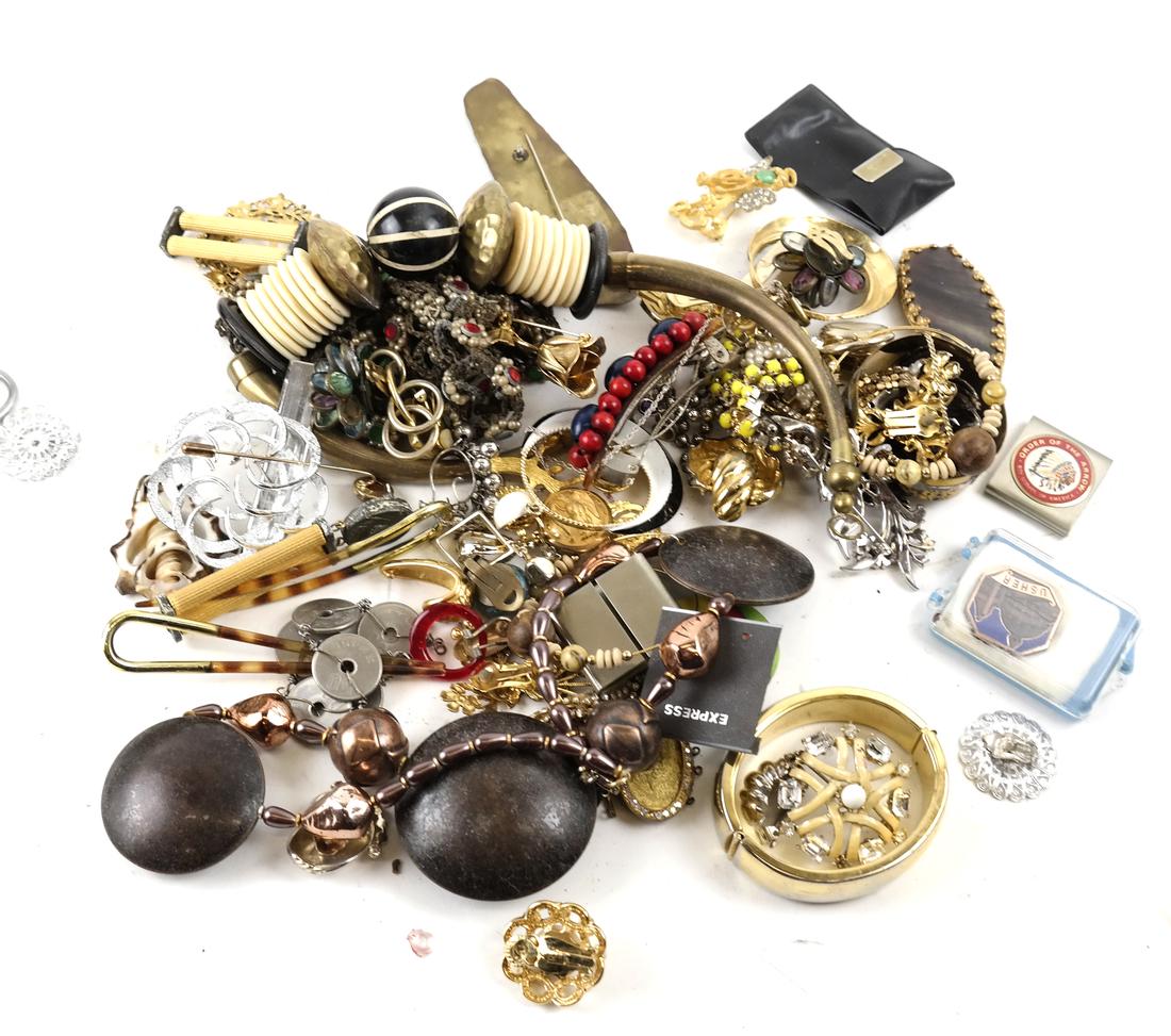 Costume Jewelry (1 of 4)