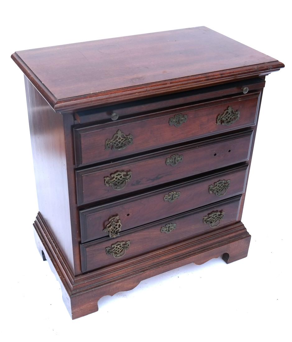 Georgian-Style Bachelor's Chest by American Drew (1 of 7)