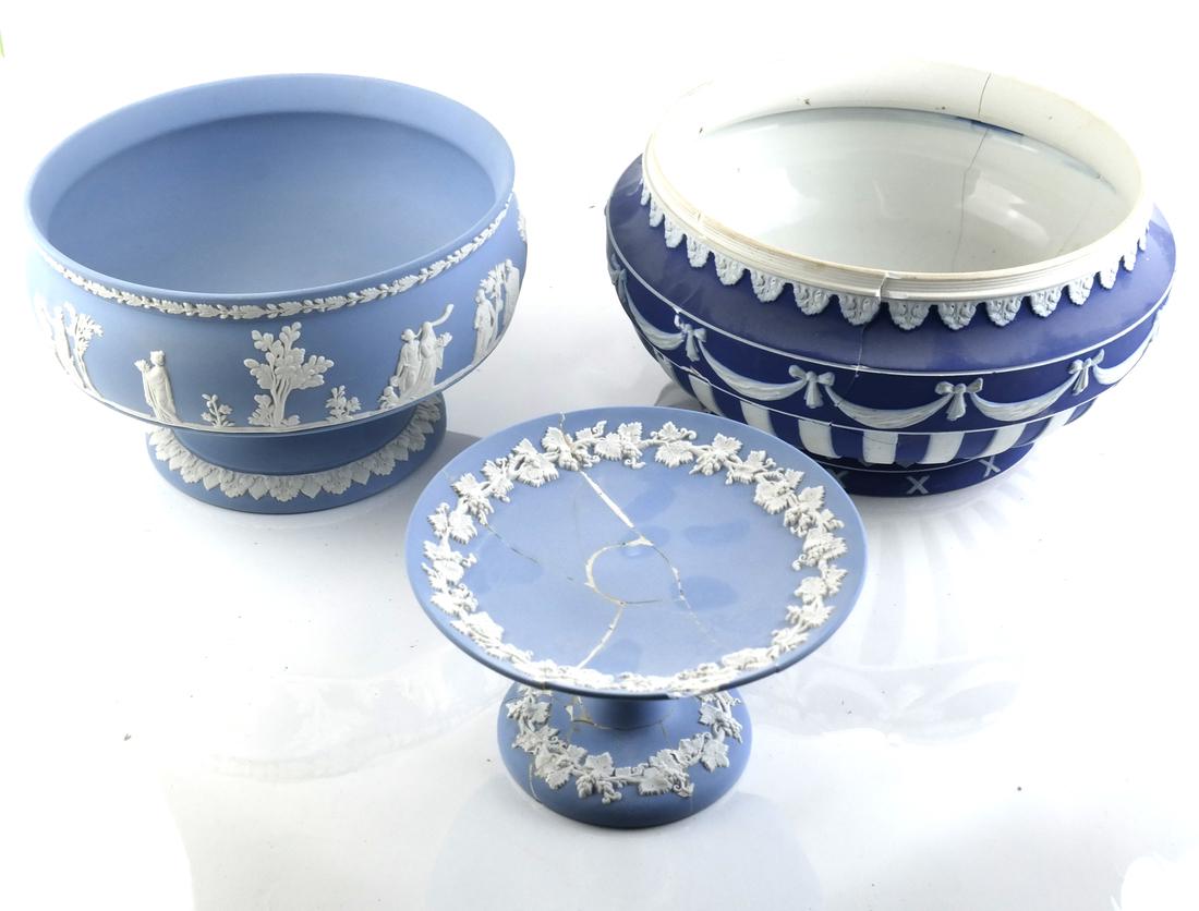 3 Wedgwood Pottery Decorated Objects (1 of 8)