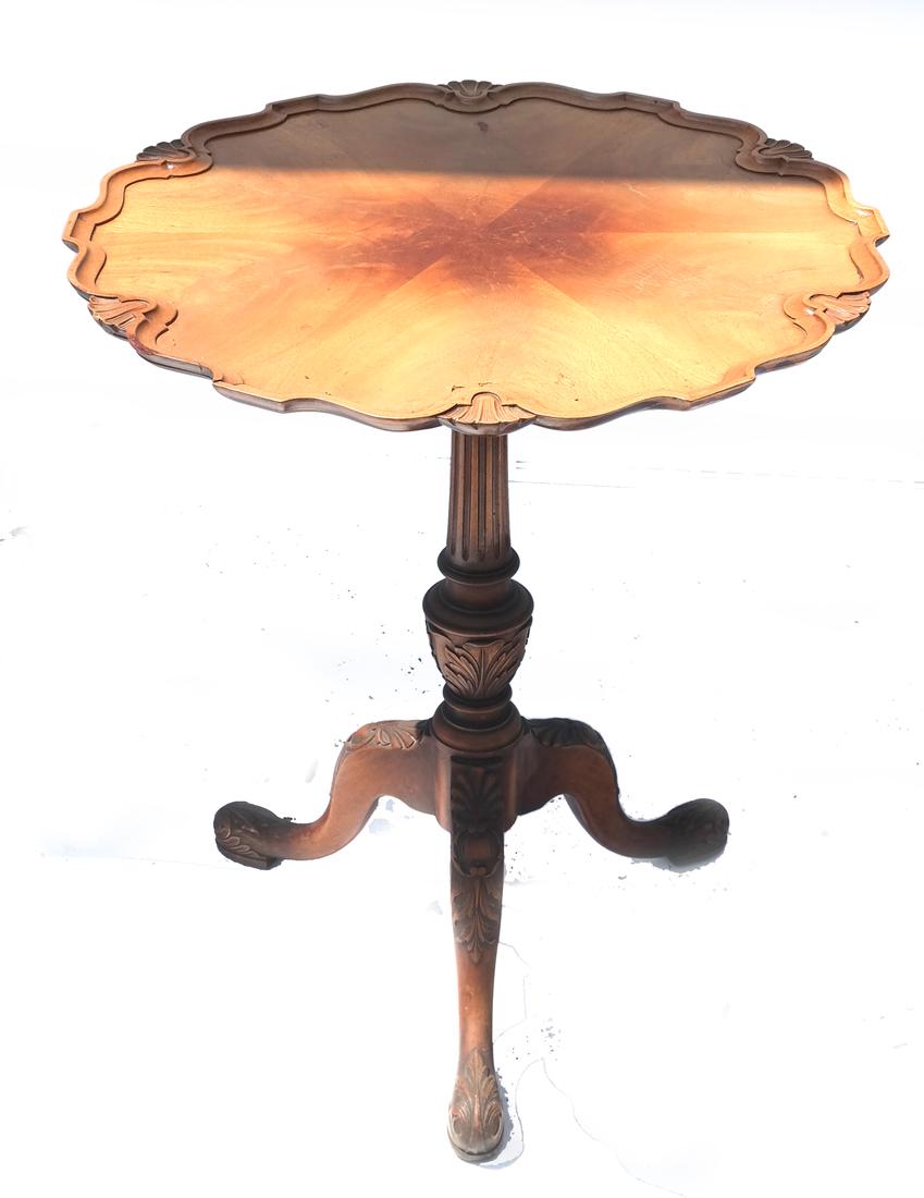 Chippendale-Style Pie Crust Tilt-Top Table (1 of 5)