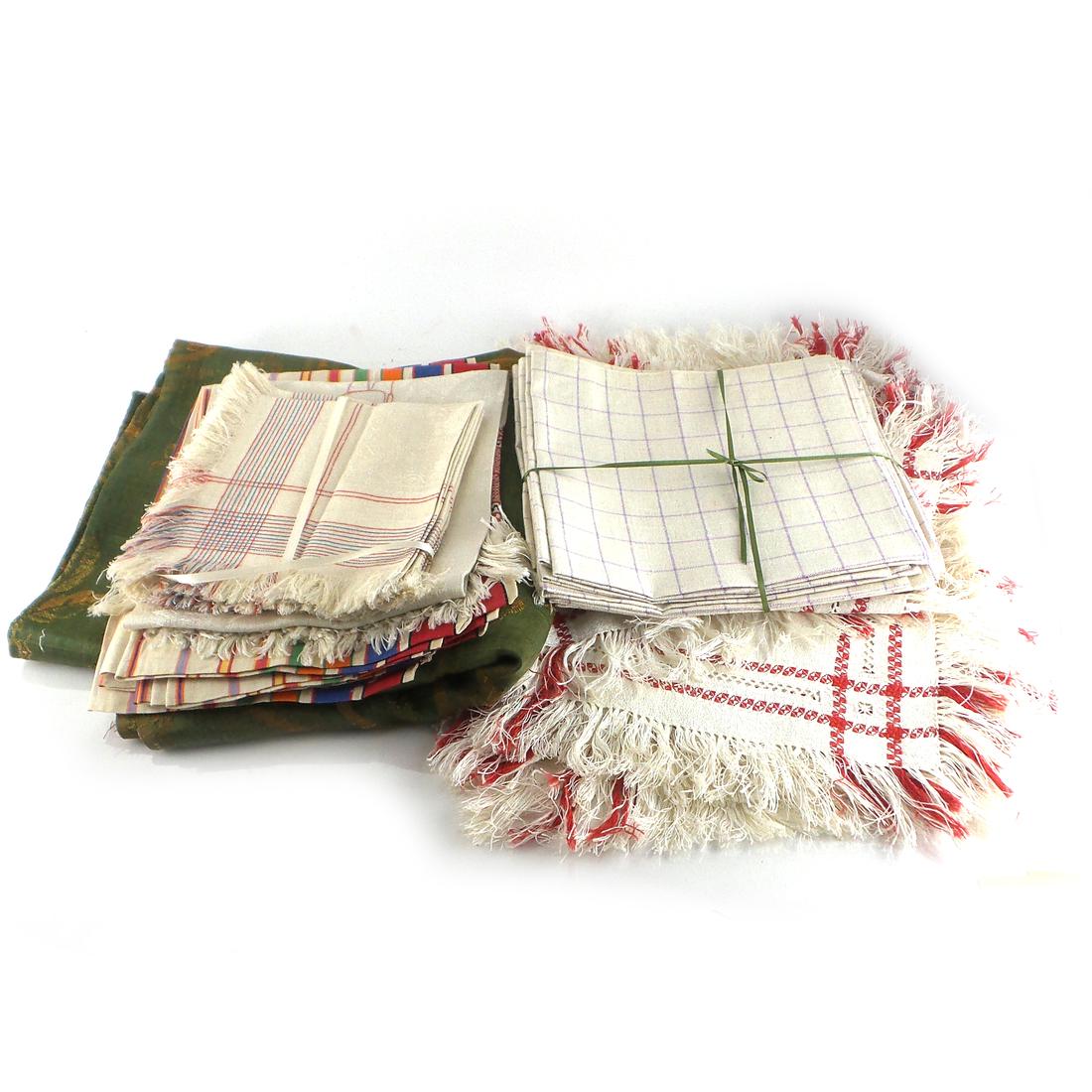 Collection of Vintage Napkins - 39 pcs.: Collection of vintage napkins, green-gold rayon panel and 38 linen hand napkins, of which 12 are monogrammed 'SS'. 39 pieces.