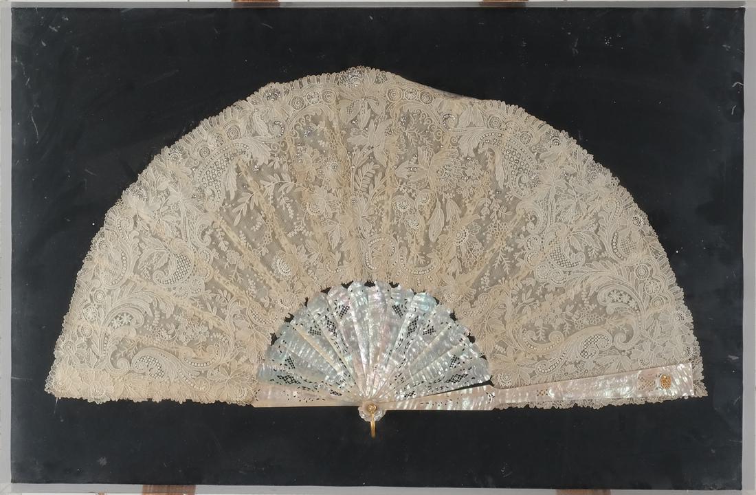 Acrylic-Framed Lace Fan (1 of 6)