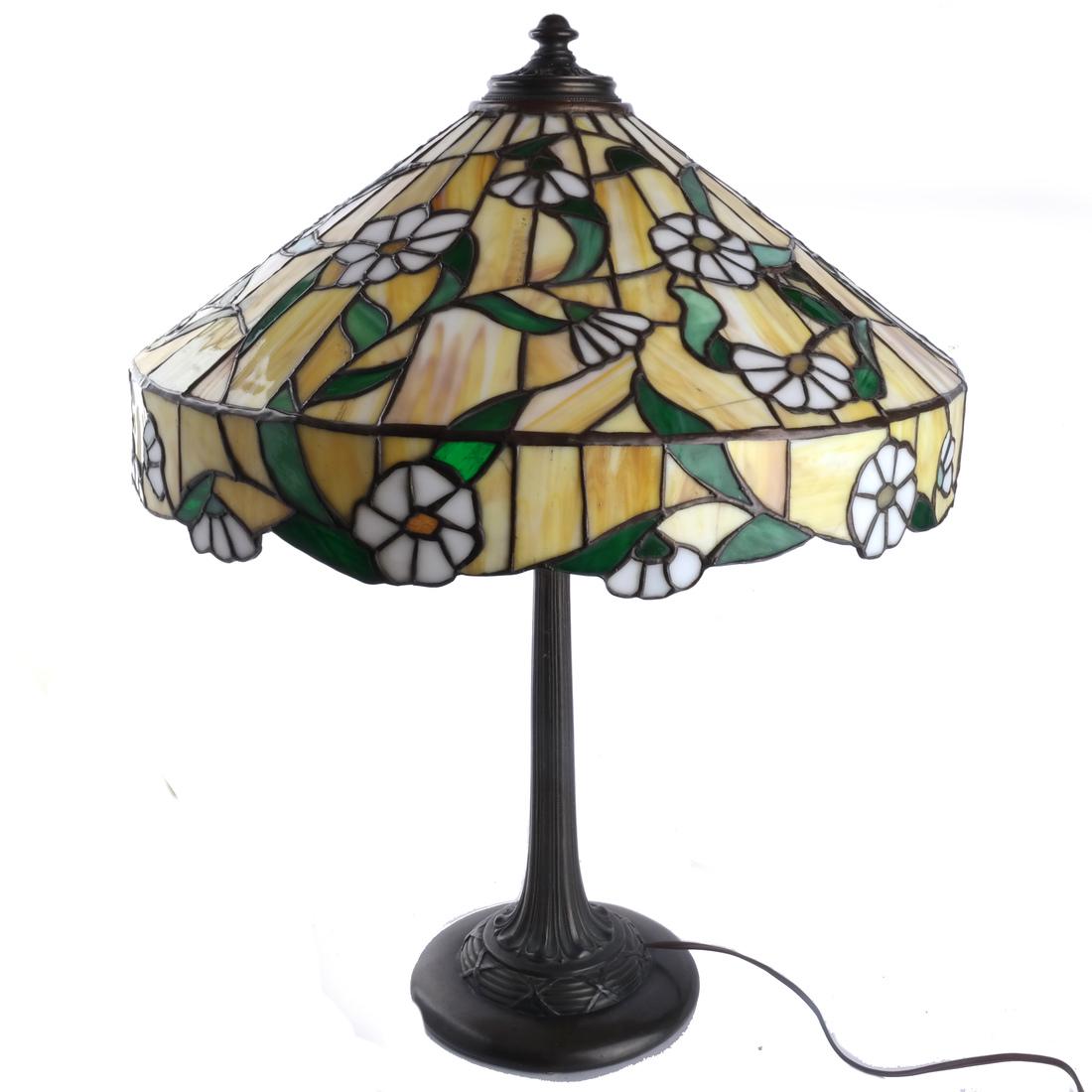 Tiffany-Style Leaded Stained Glass Lamp (1 of 9)