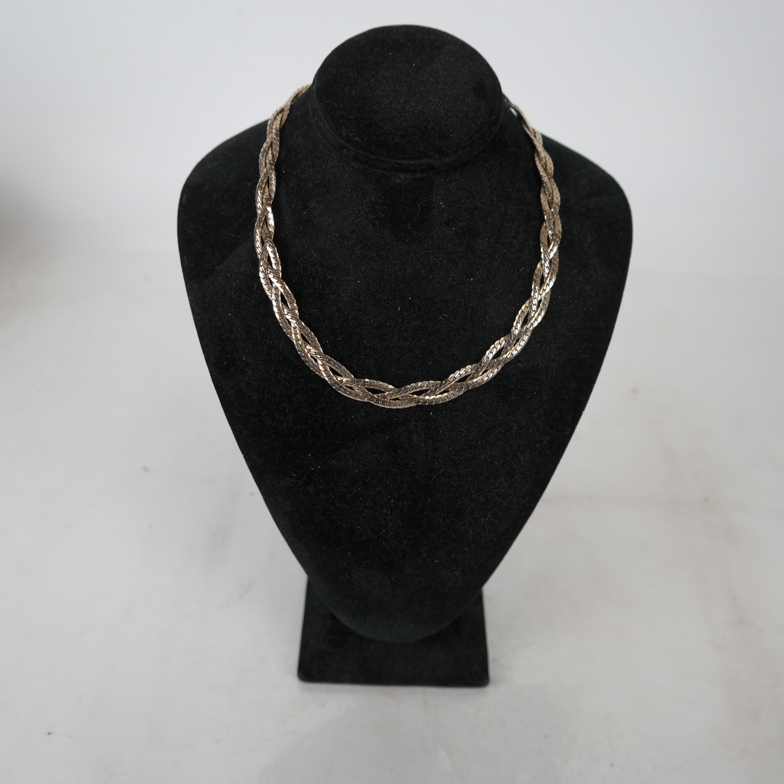 9k Gold Braided Chain Link Choker: 9k gold braided chain link choker. 17.1 dwt.