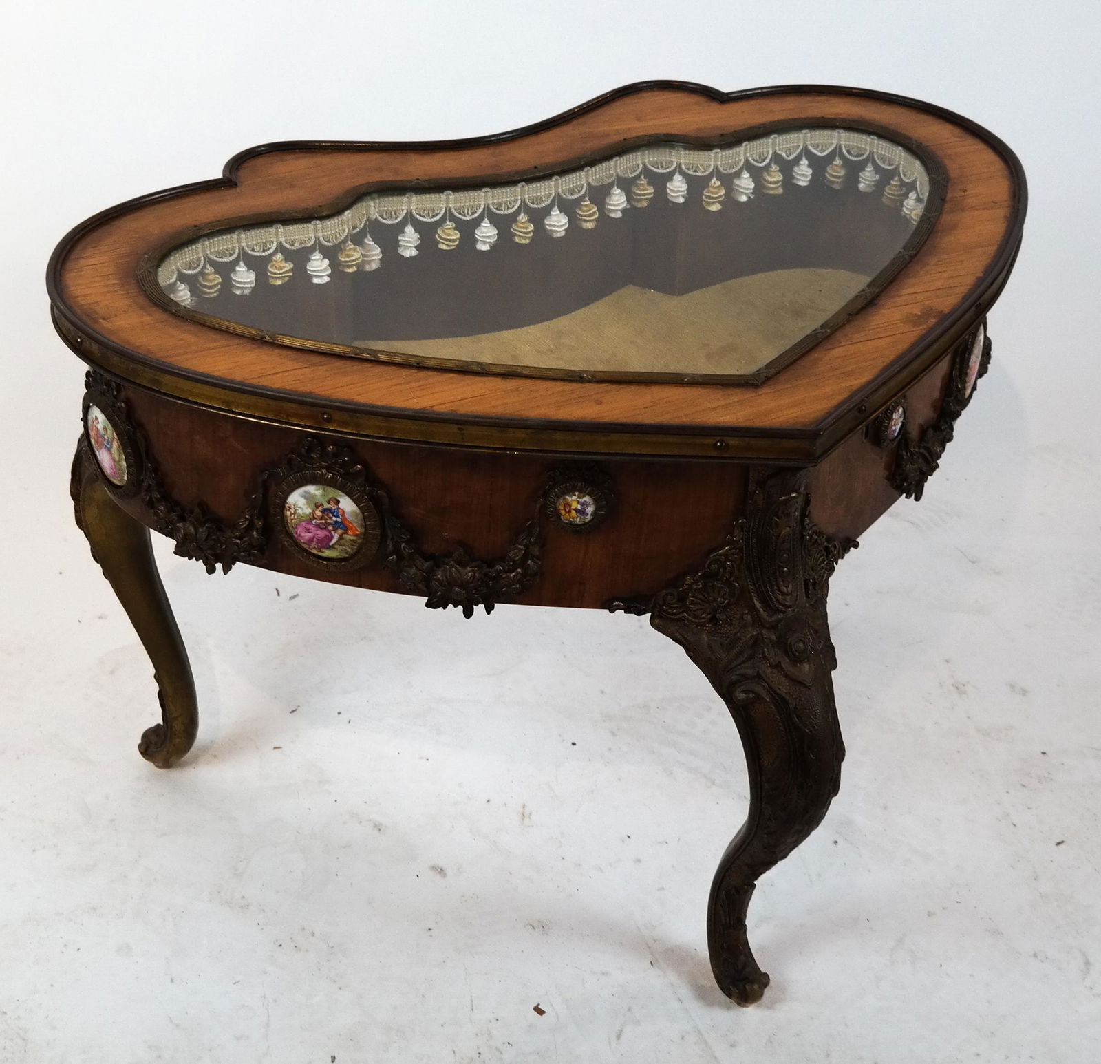 Louis XV-Style Heart-Shaped Table Vitrine (1 of 10)
