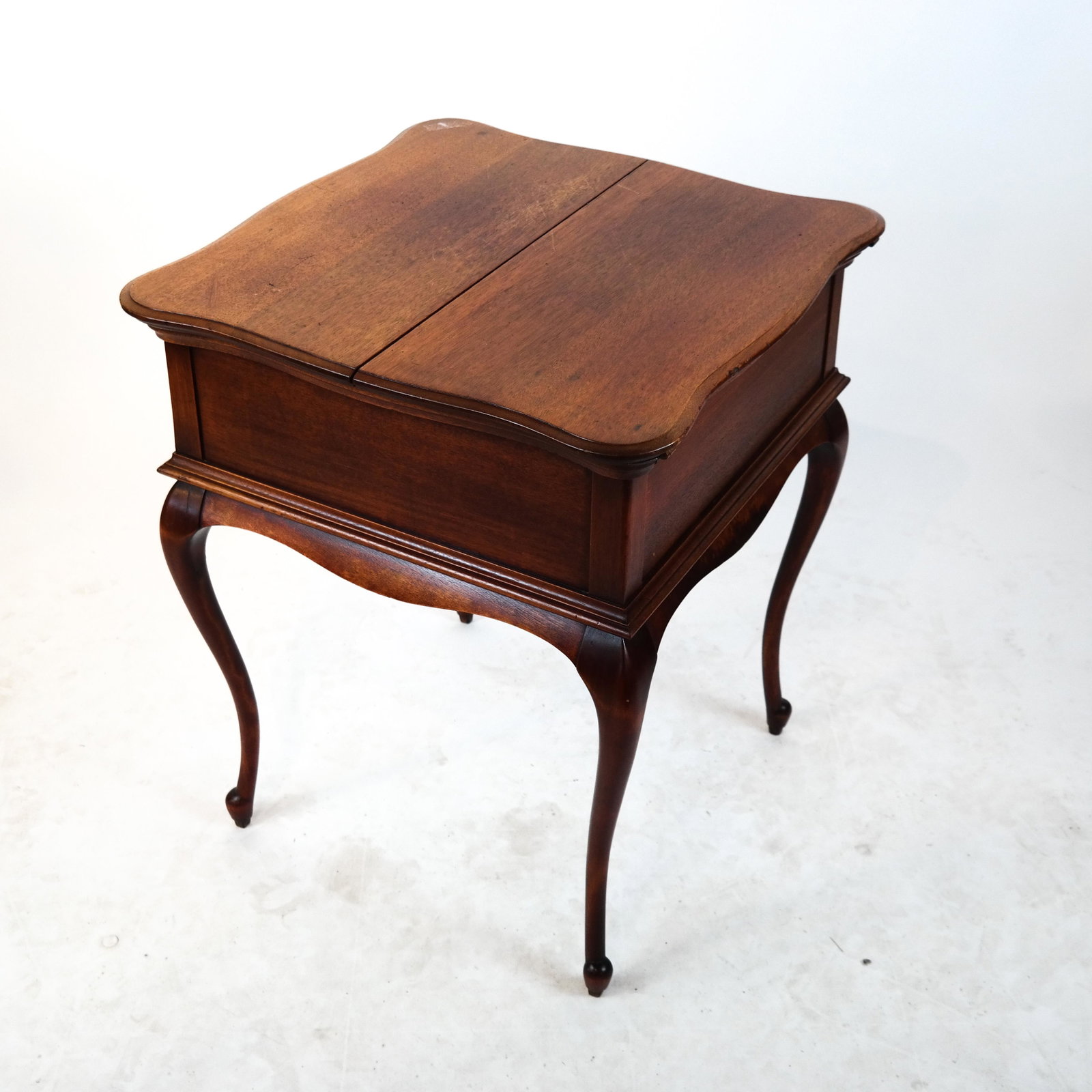 Mahogany Adjustable Lift-Top Table: Adjustable mahogany lift-top table having a mechanical bar shelf interior.