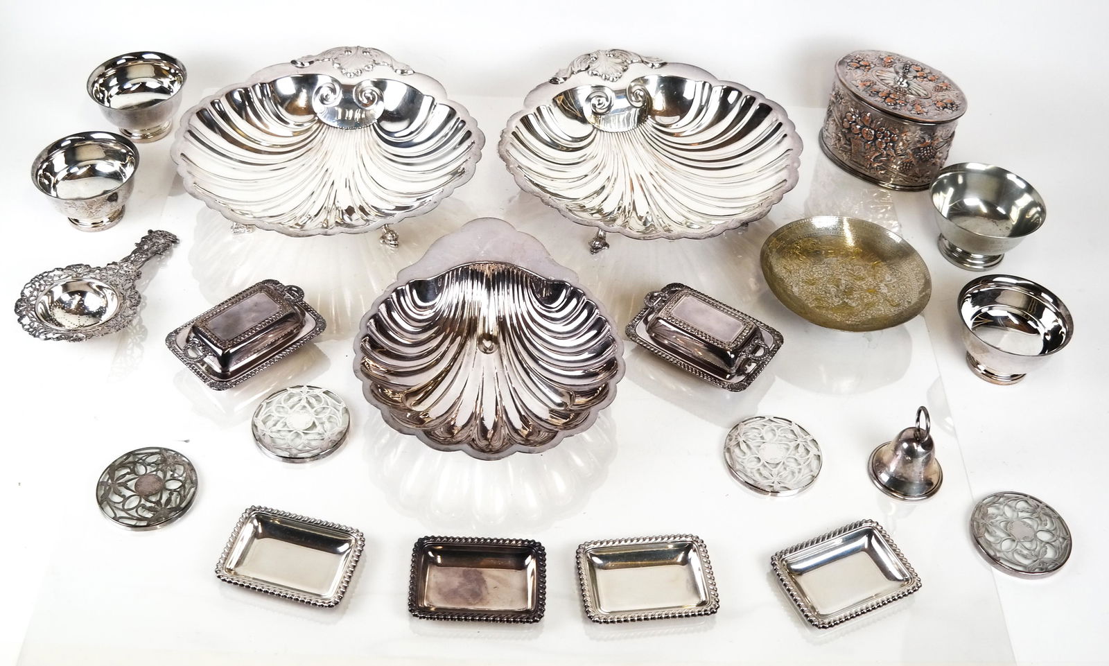 Lot of Assorted Silver Plate Table Articles (1 of 8)