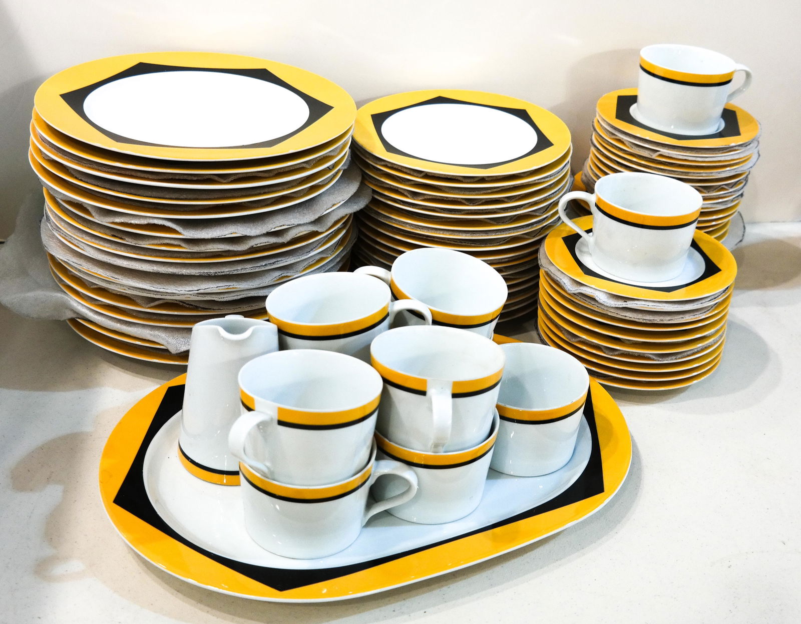 Block Spal "Jewels" Dinnerware, 69 Pieces (1 of 8)