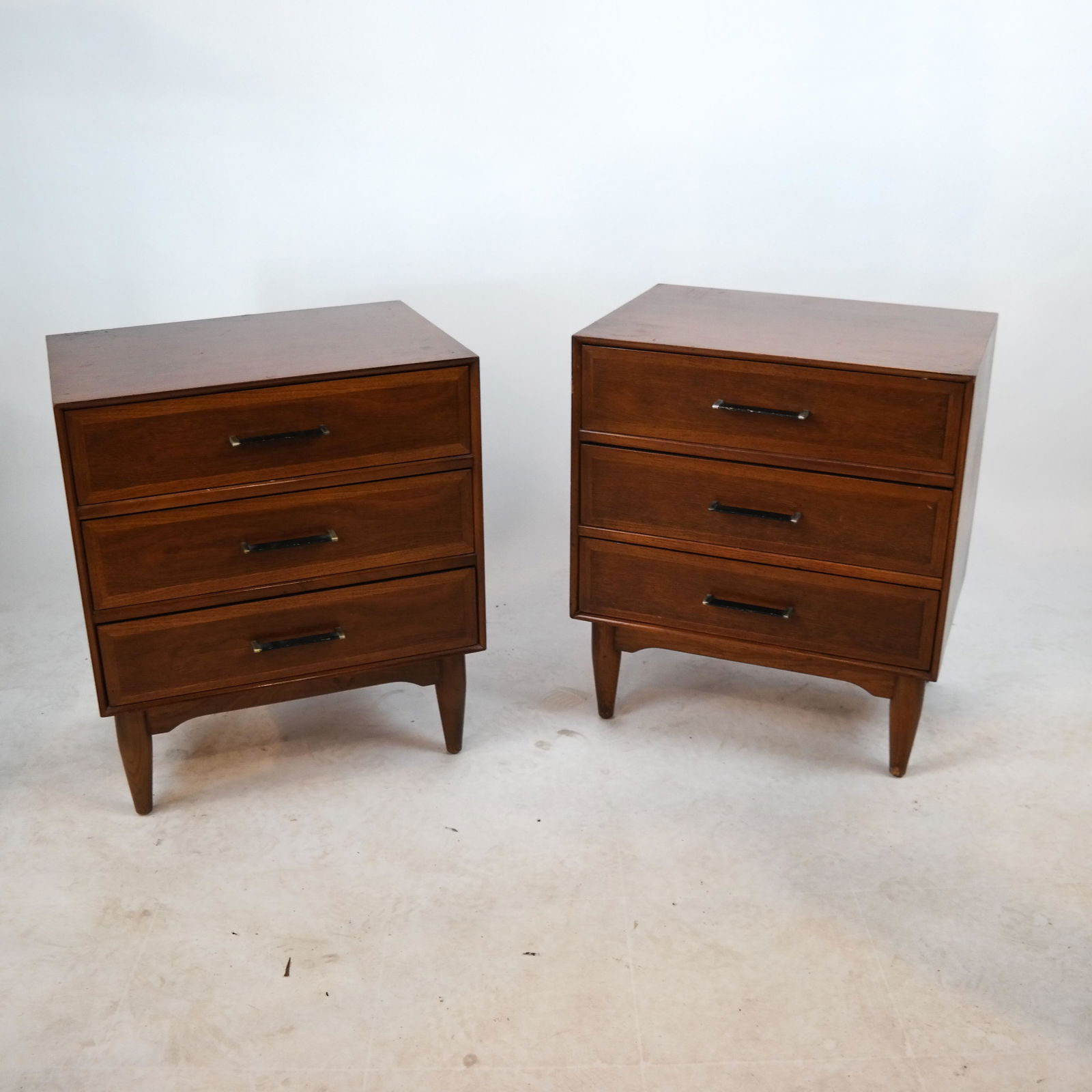 2 Modern End Stands by Ramseur Furn. Co. (1 of 8)