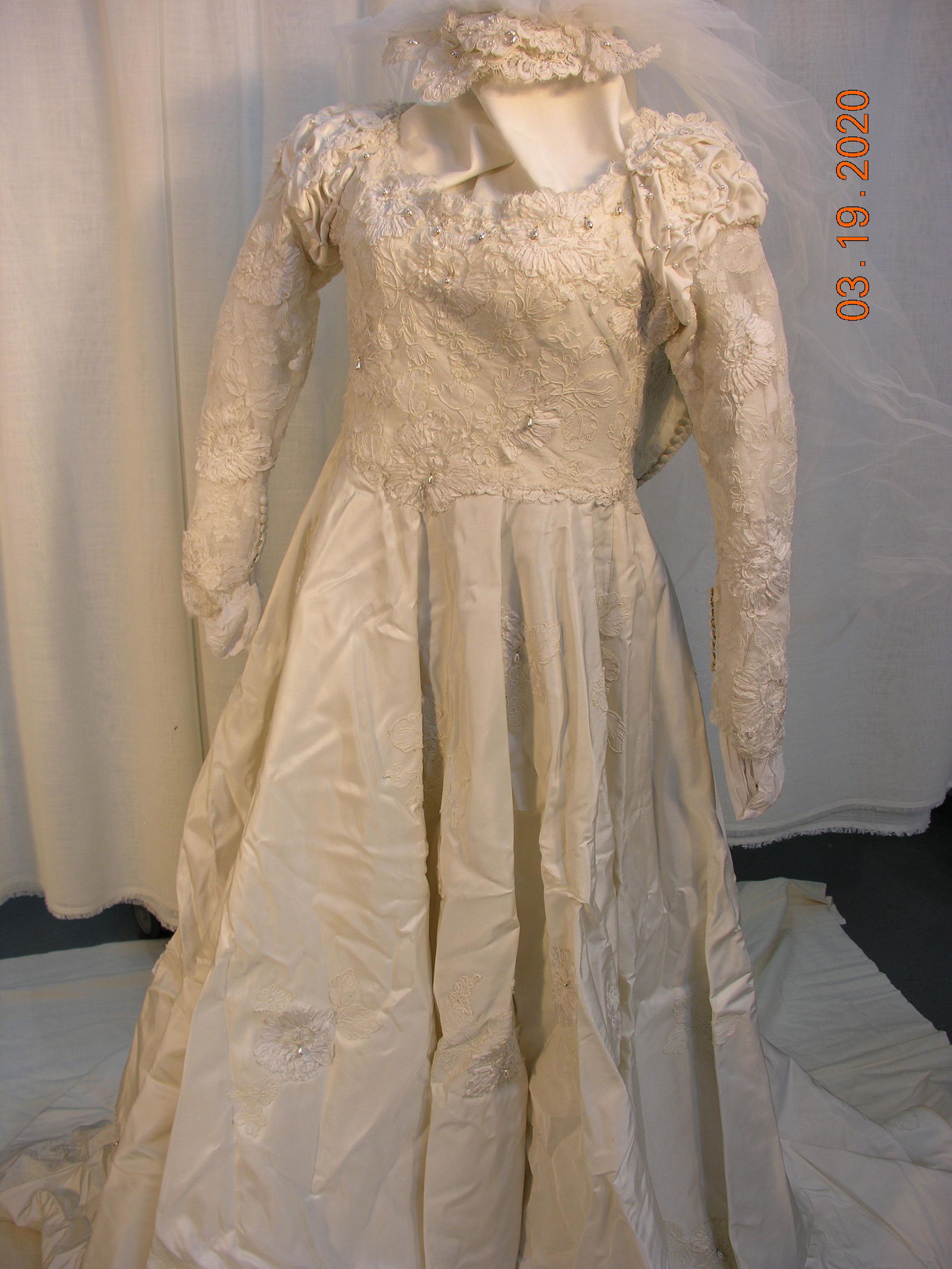 Lace Wedding Dress with Three Table Linen Sets (1 of 6)