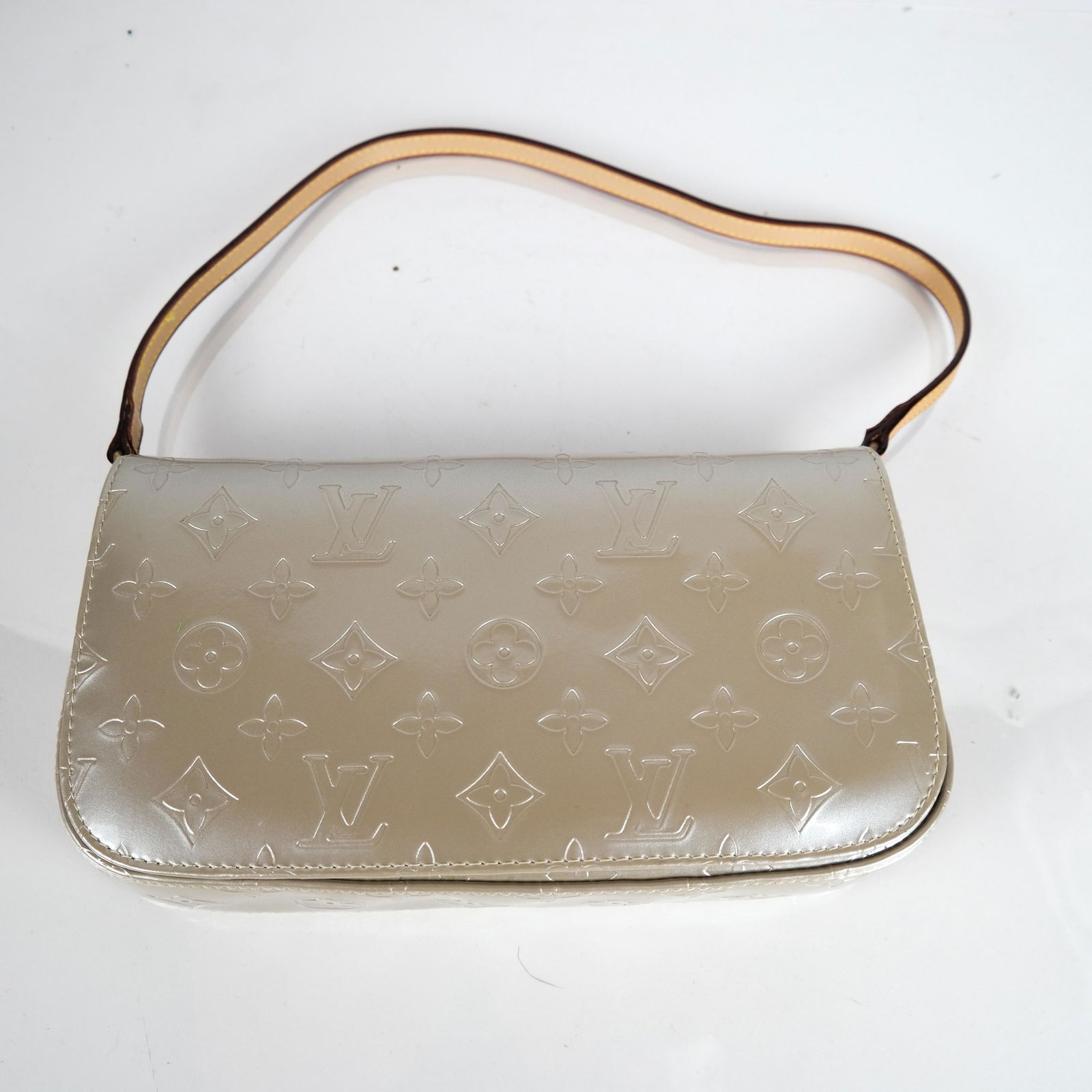 Louis VUITTON Vernis Monogram Pochette: Louis Vuitton pearl gray Vernis Monogram pochette, with adjustable strap. [9 3/4 x 5 1/2 x 2 inches]. In near mint condition.