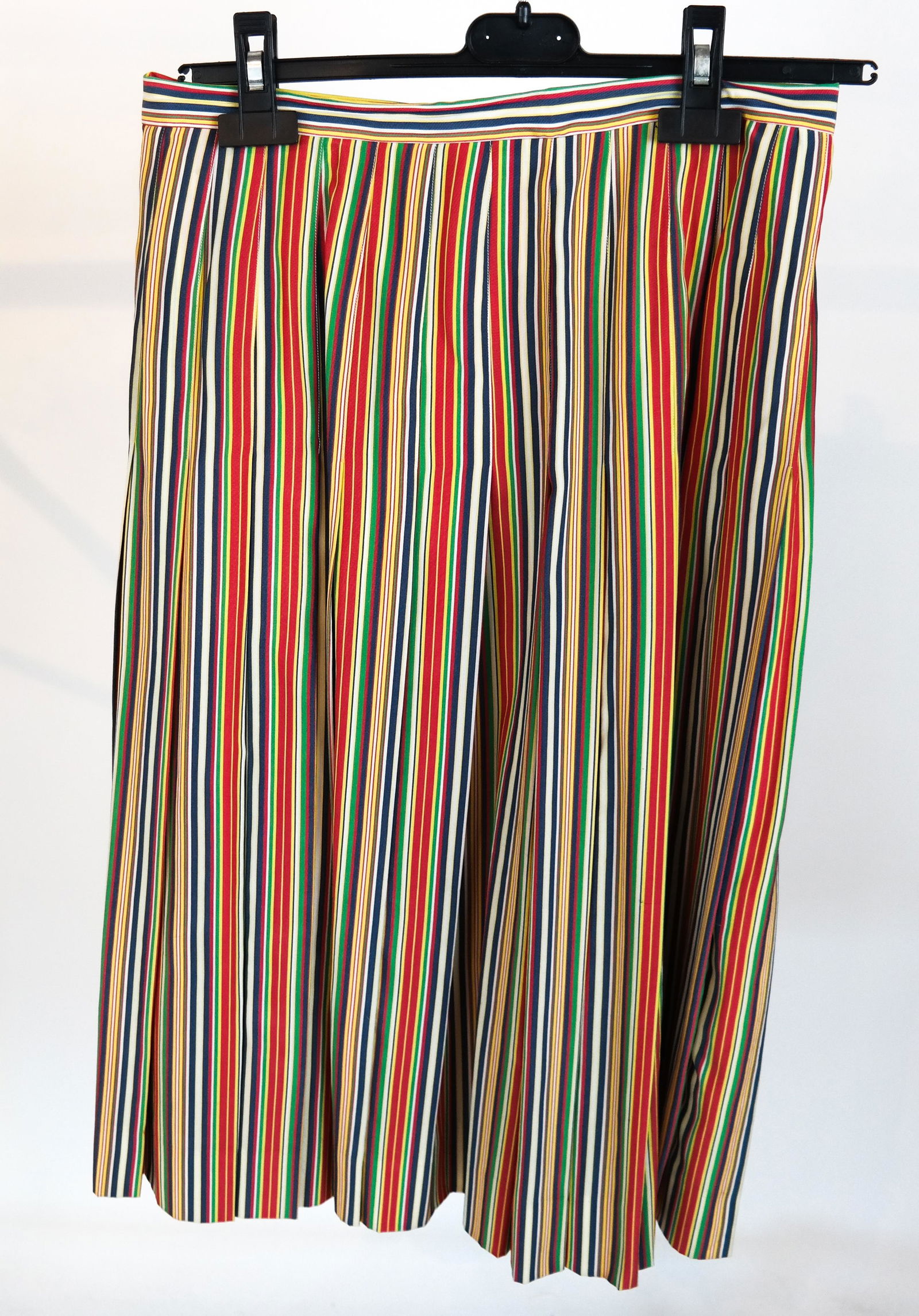 CELINE Paris Silk Skirt, Size 40: Celine, Paris, silk skirt, size 40. In good condition.