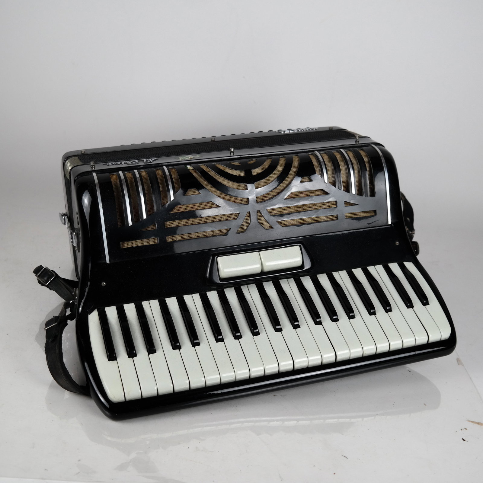 Minuetta Accordion "La Tosca": "La Tosca" accordion, by Minuetta, in case. In good condition; not tested.