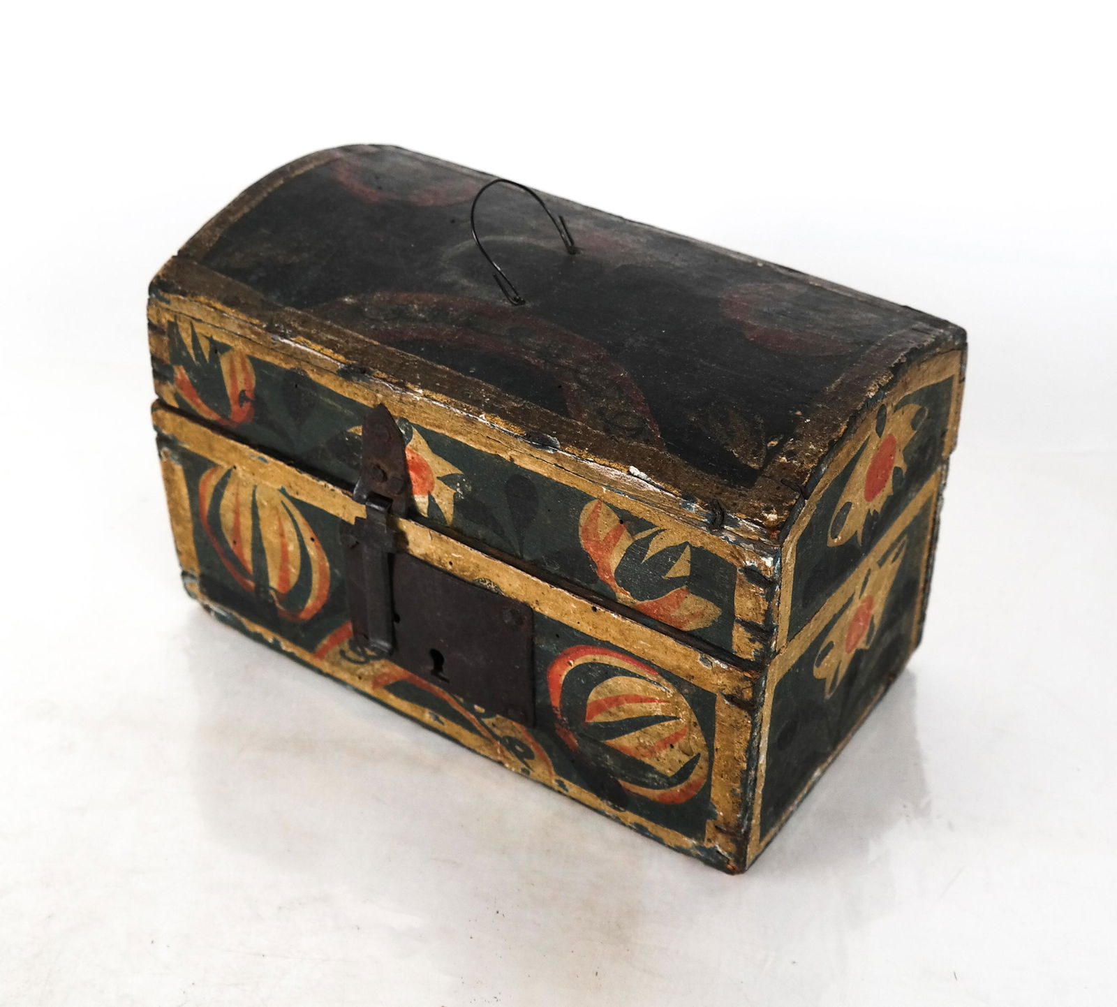 Antique Folk Art Dome Box/Trunk (1 of 6)
