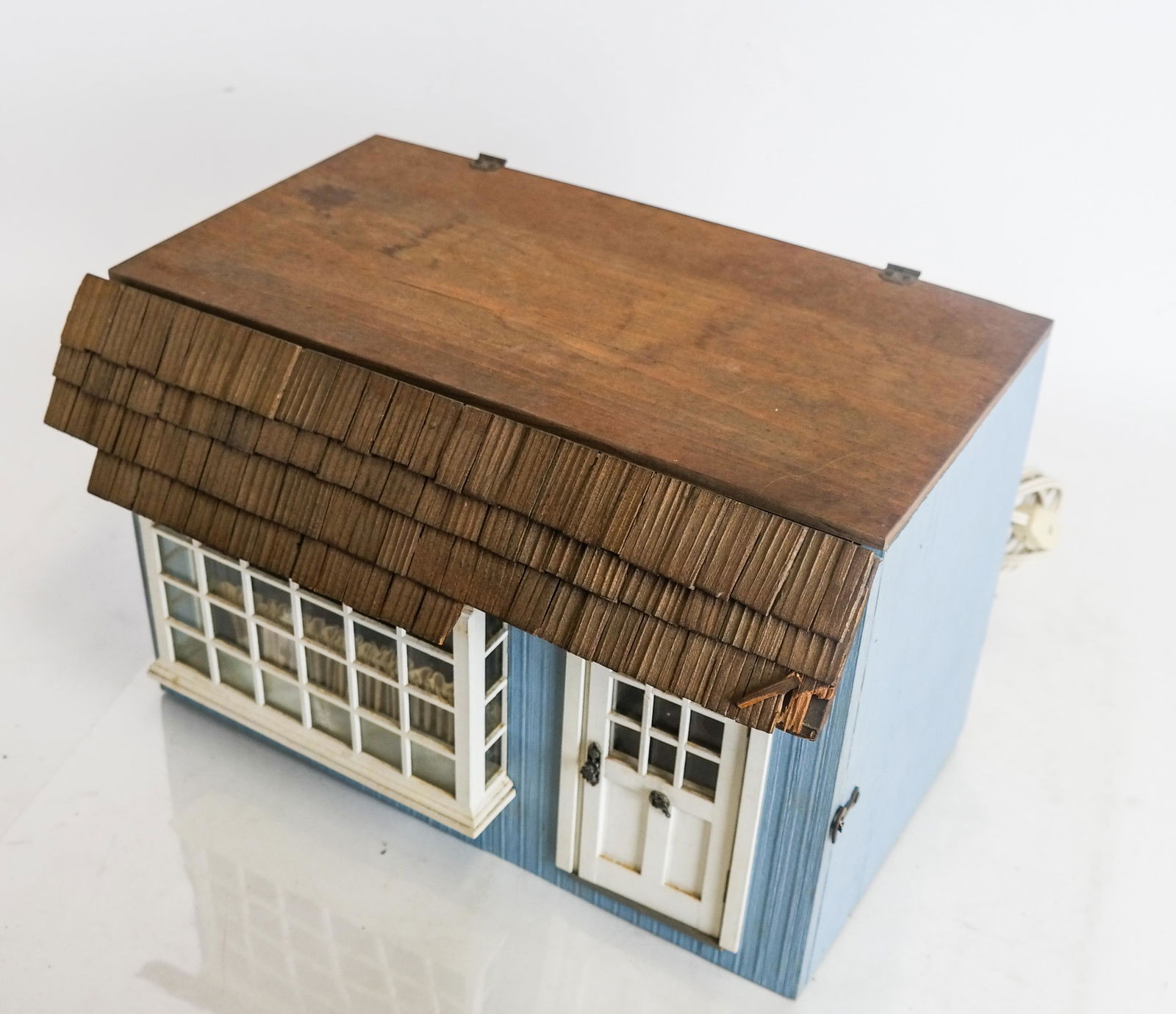 Cottage-Style Doll House (1 of 8)