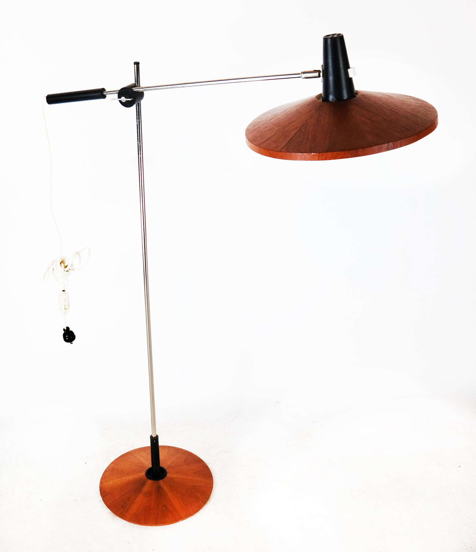 Georges Frydman Mid-Century Modern Floor Lamp: Georges Frydman floor lamp with swivel arm. Base and reflector in wood veneer, with fiberglass diffuser. The floor lamp is adjustable to height and is oriented in all directions. Edition Temde, circa.
