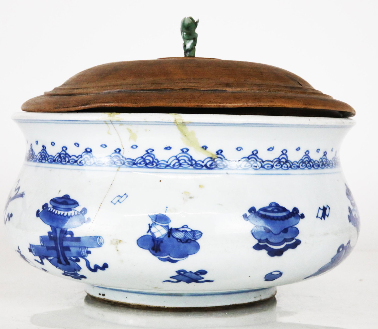 Ming Dynasty Tureen w/ Wood Lid: Ming Dynasty blue and white tureen, with wood lid having a jade finial. [Overall: 7" H x 8 1/2" Diam.]. In good condition.