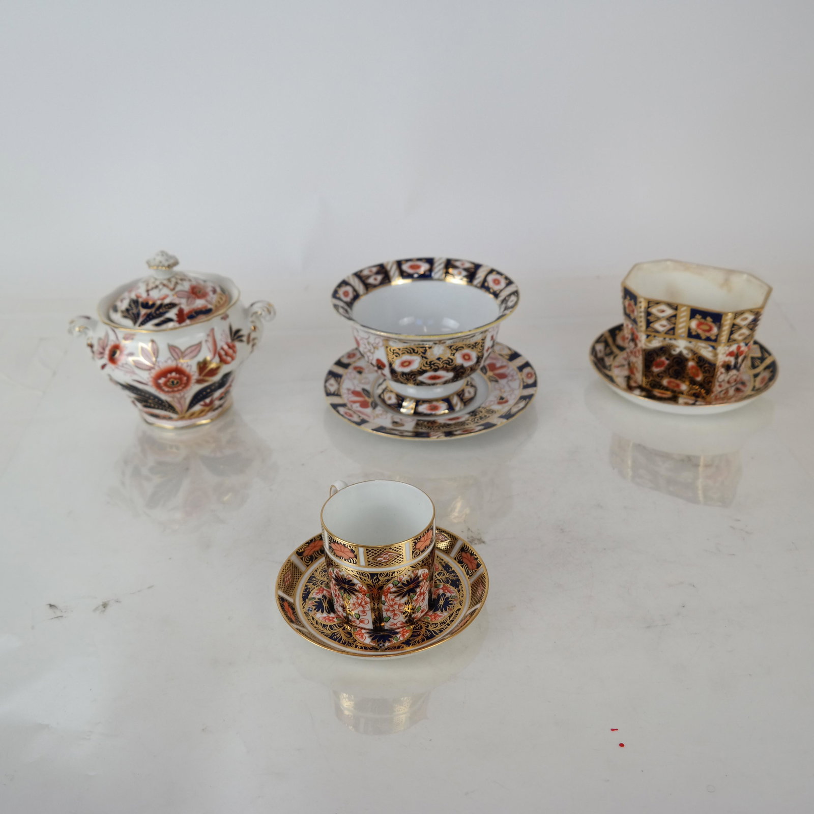 7 Peices Imari Porcelain: Seven pieces of Royal Crown Derby, Boeths, Davenport and Noritake Imari porcelain.