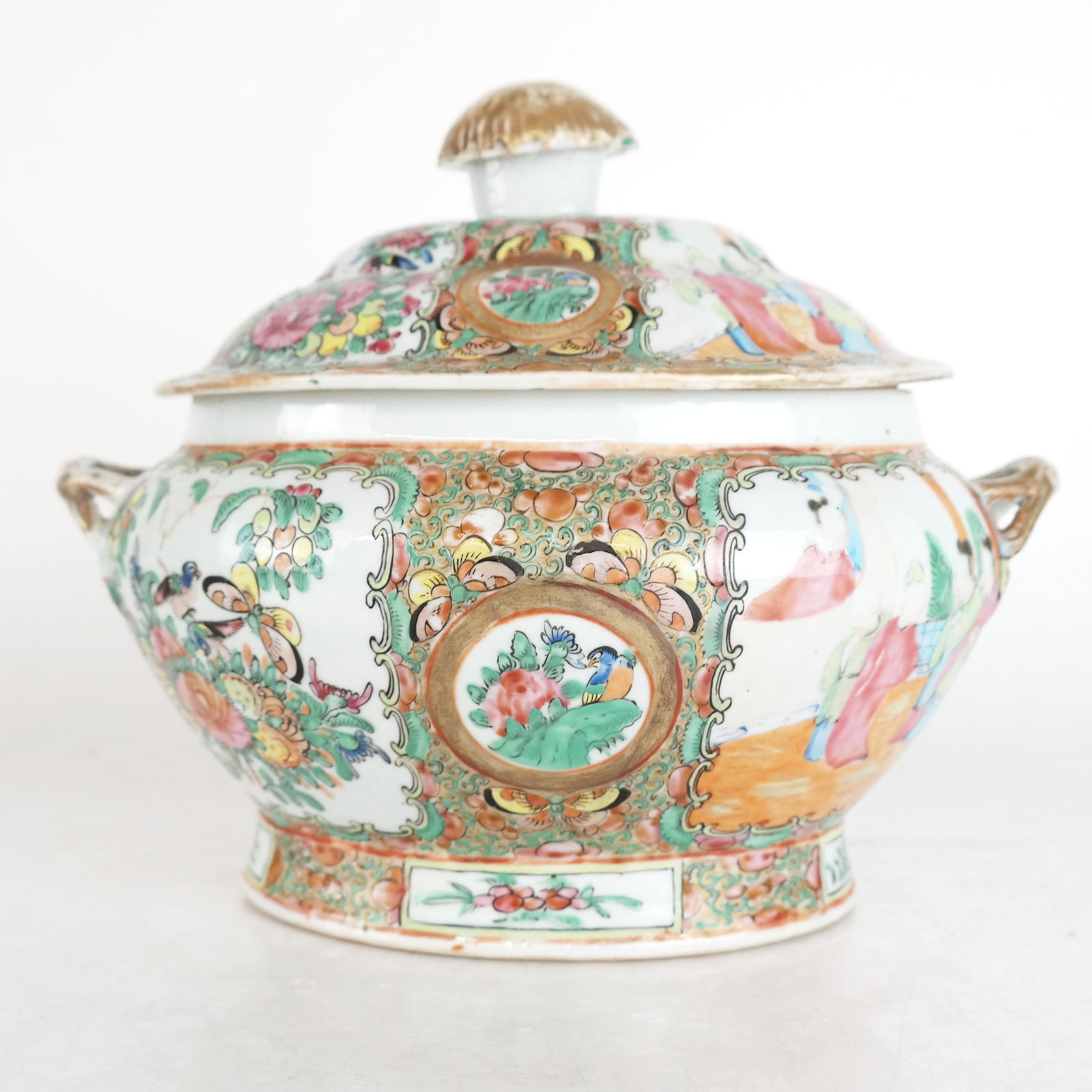 Rose Medallion Tureen: Rose medallion tureen. [8 1/2" H x 10" W x 7 1/2" D]. In good condition.