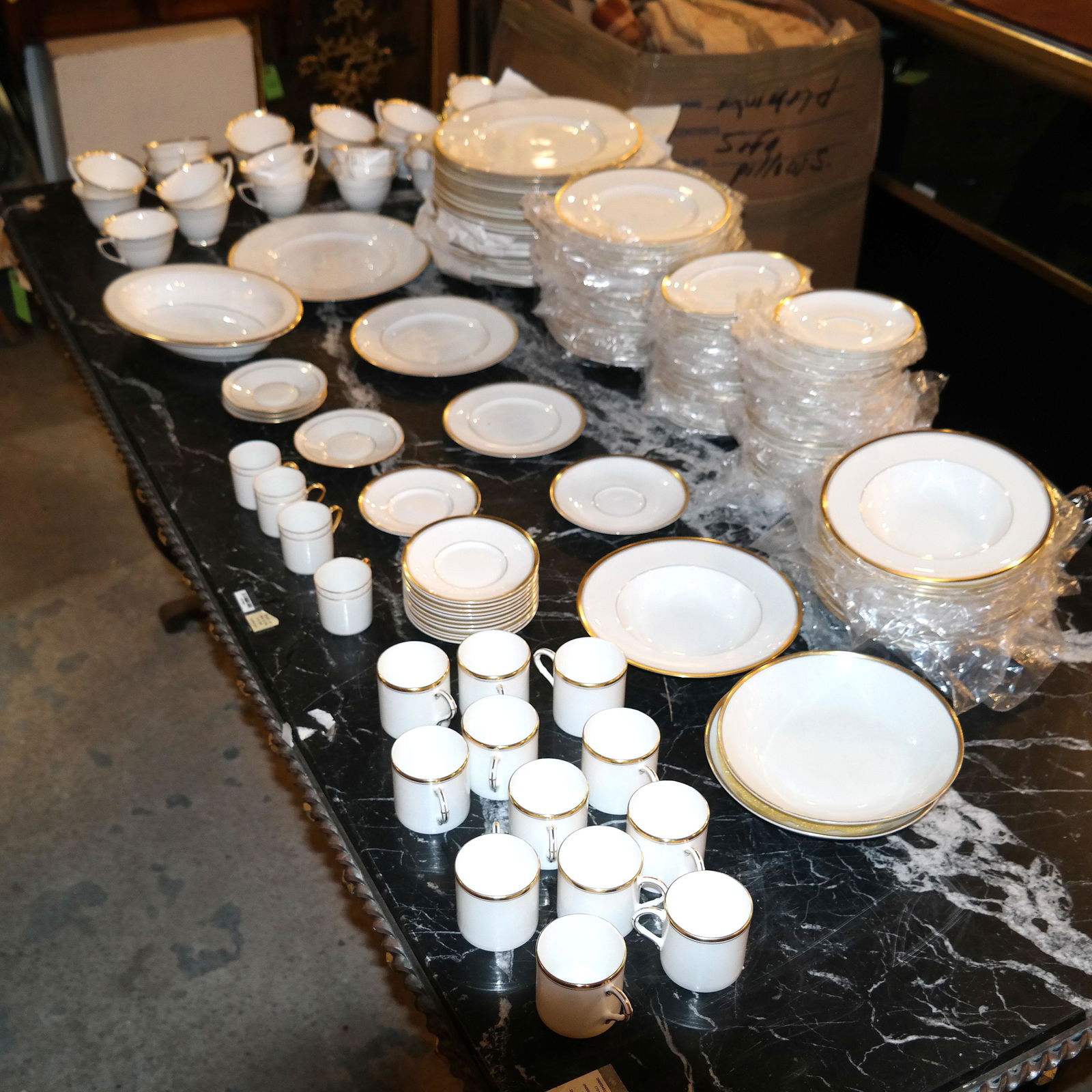 Royal Worcester "Viceroy" Dinner Service (1 of 20)