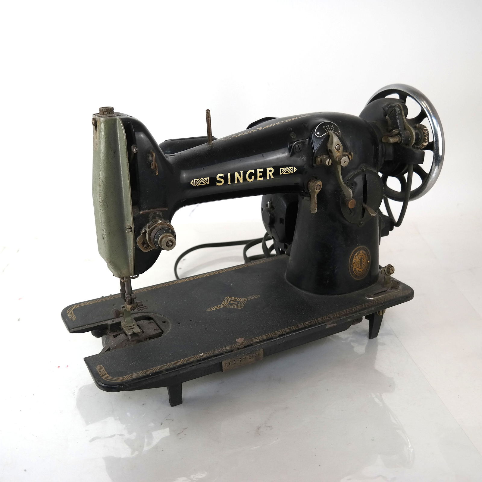 Vintage Singer Sewing Machine: Vintage Singer sewing machine, with wheel. [17" L]. Not testefd.