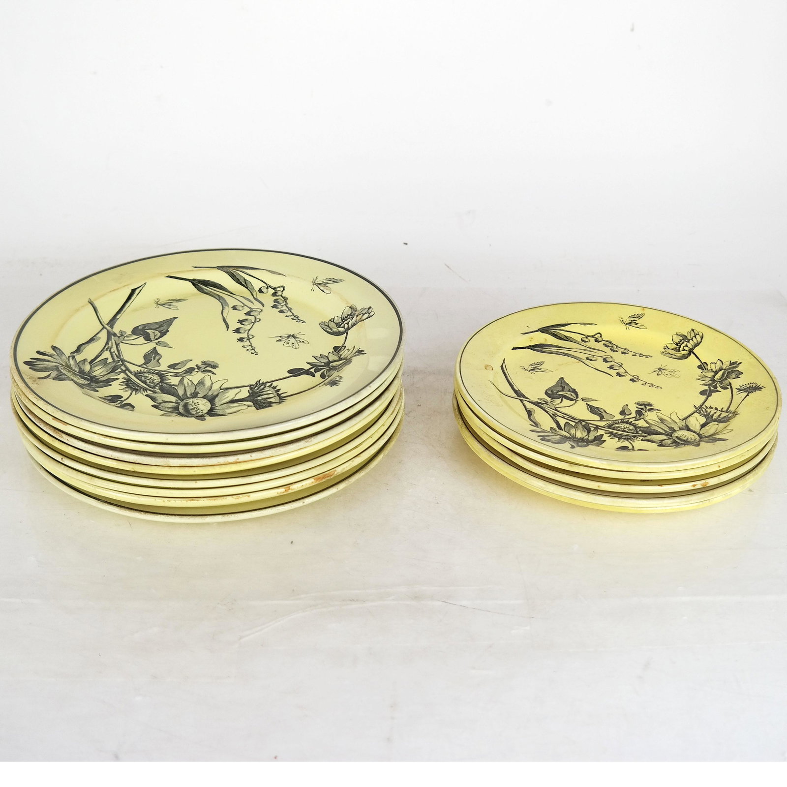Thirteen Mottahedeh Design Plates: 8 larger and 5 smaller Italian Saraguemenes style plate.