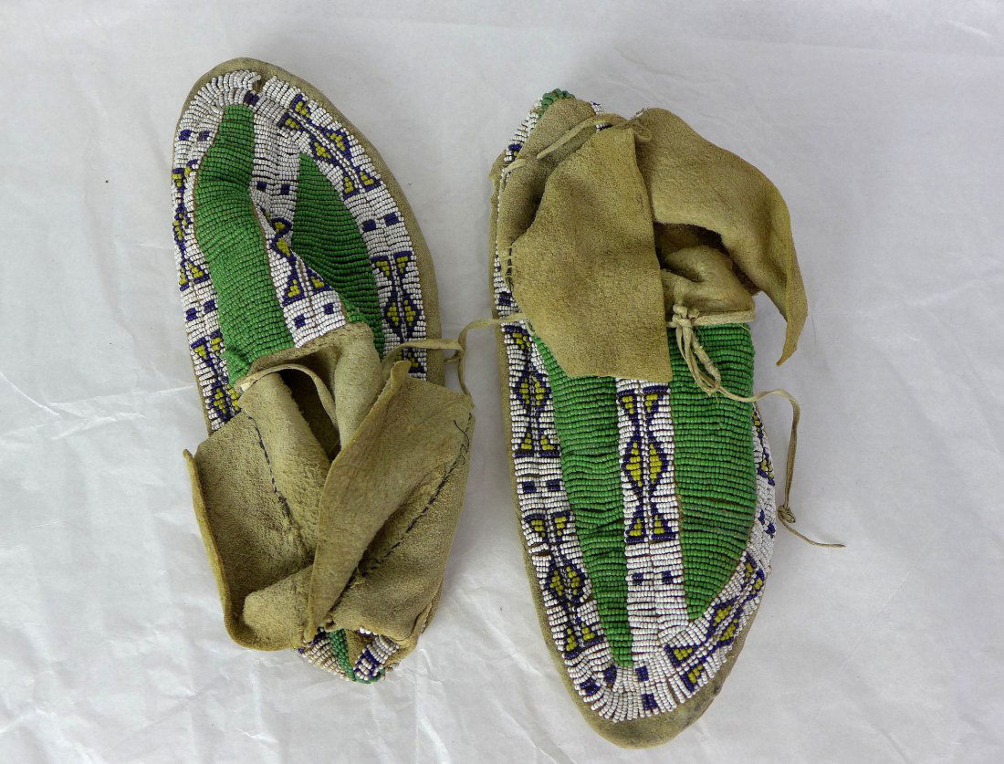 Native American Indian beaded Moccasins (1 of 5)