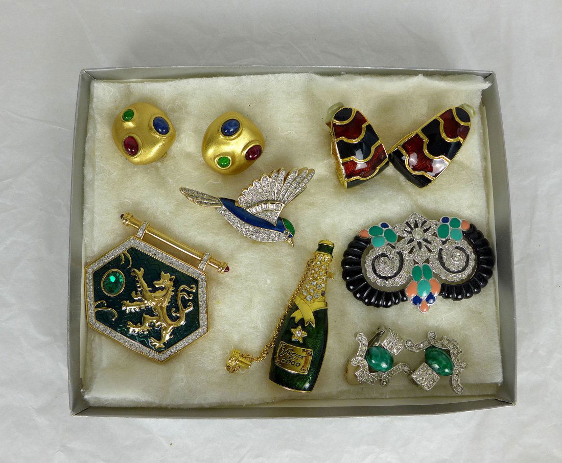 Lot of Costume Jewelry Pins Earrings: Small lot of signed costume jewelry . Including pins and earrings by makers Ciner, Art Deco , Carol Lee, Kenneth Lane and Swarovski . Largest pin measures 2.75" across