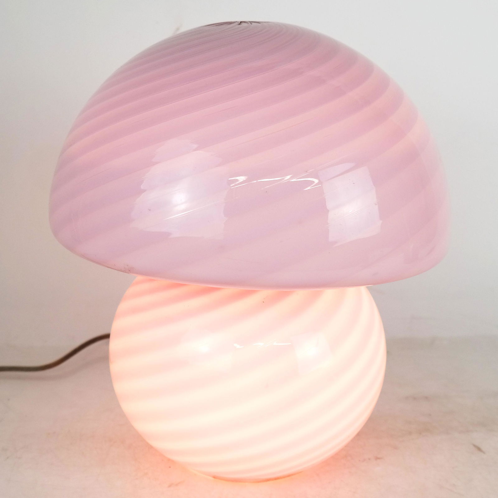 Murano Mid-Century Modern Vetri Mushroom Lamp: Murano pink swirl glass "mushroom" table lamp. [11" H] In good condition; not tested.